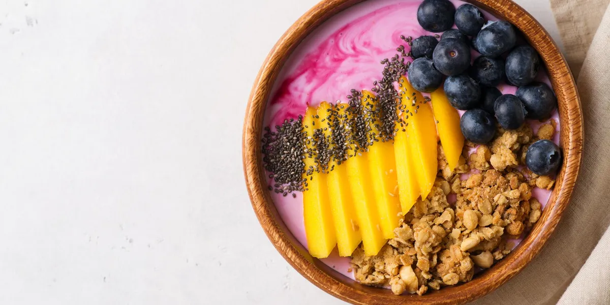 Smoothie bowl z mango i borówkami